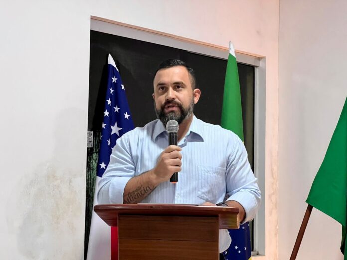 Em uma cerimônia marcada por homenagens, o deputado estadual Dr. George Lins (União Brasil) recebeu o Título de Cidadão Honorário Isabelense. O evento, ocorrido no último sábado (01) na Câmara Municipal de Santa Isabel do Rio Negro, contou com a presença de autoridades locais, incluindo o prefeito da cidade, José Ribamar Beleza.