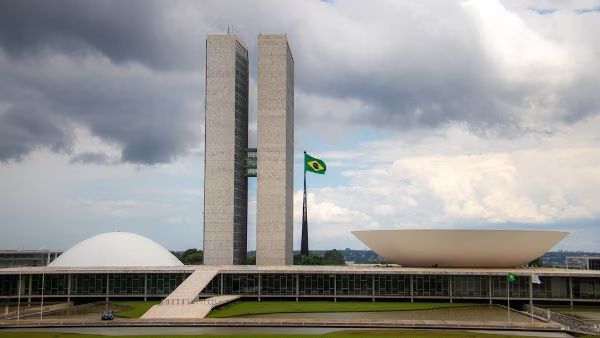 A Comissão de Previdência, Assistência Social, Infância, Adolescência e Família da Câmara dos Deputados aprovou proposta que institui uma pensão especial para mãe, pai ou responsável por pessoa diagnosticada com doença rara incapacitante.