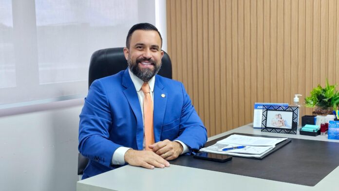 O deputado estadual Dr. George Lins (União Brasil) propôs o Projeto de Lei nº 311/2024, que estabelece um protocolo de gestão de crise no enfrentamento de doenças sazonais no Amazonas. A proposta visa a implementação de medidas preventivas e preparatórias para enfrentar doenças que ocorrem em determinados períodos do ano, garantindo uma resposta mais eficaz e rápida da rede pública de saúde.