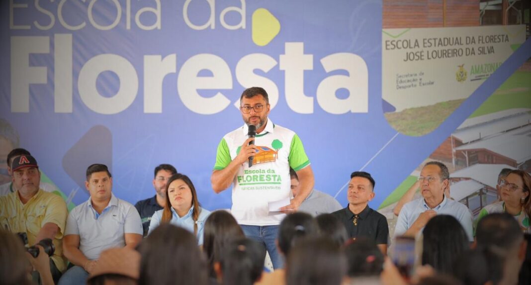 O governador Wilson Lima enfatizou a importância do incentivo ao polo moveleiro ao inaugurar a primeira unidade do projeto Escola da Floresta, na última terça-feira (16), na Reserva de Desenvolvimento Sustentável (RDS) do Uatumã, com o Programa de Regionalização do Mobiliário Escolar (Promove) das Escolas Estaduais da Floresta.