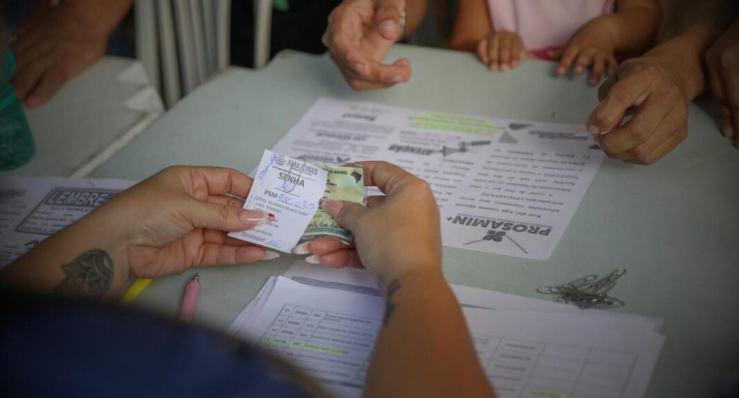 O governador Wilson Lima realizou, nesta quinta-feira (18), o pagamento de mais de R$ 5,5 milhões em soluções de moradia, dentro do programa Amazonas Meu Lar, para 178 famílias das comunidades da Sharp, na zona leste, e Manaus 2000, zona sul da capital. O grupo é beneficiário do Programa Social e Ambiental de Manaus e Interior (Prosamin+) e se une a mais de 1,3 mil famílias retiradas de áreas de risco.