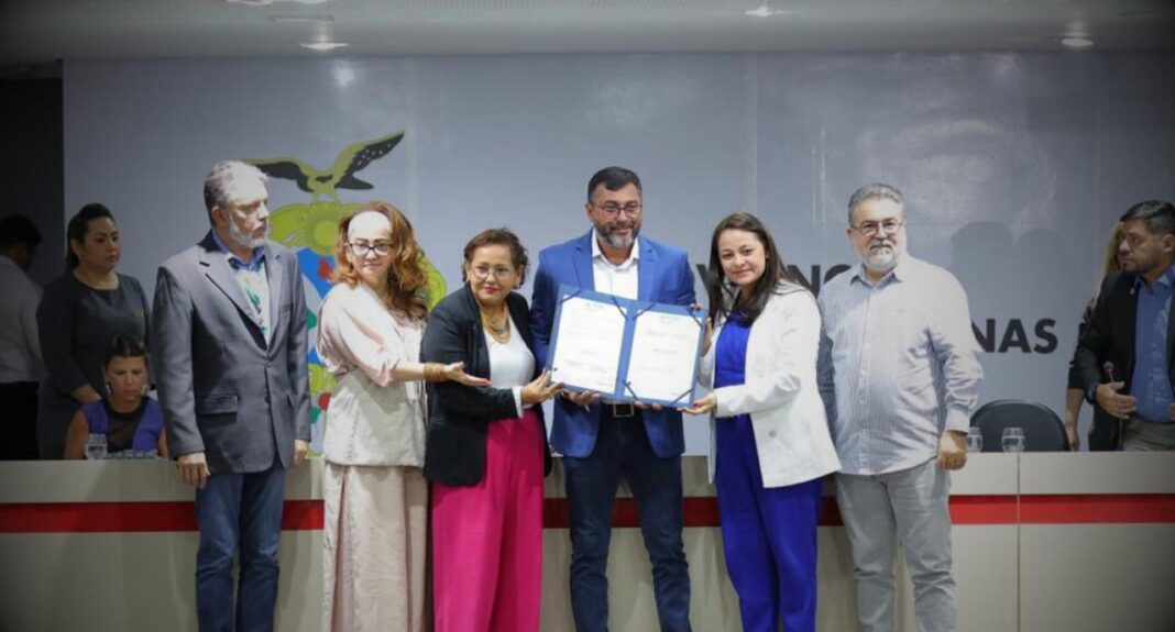 governador Wilson Lima assinou, na última terça-feira (23), um protocolo de intenções para participação de cientistas de órgãos e universidades no assessoramento técnico no Comitê de Enfrentamento à Estiagem