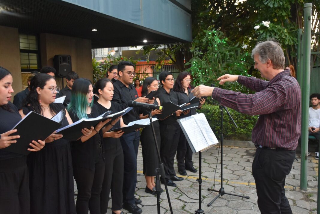 O poeta e jornalista Mário Quintana e a banda Beatles serão homenageados pelo Madrigal Amazonas, da Universidade do Estado do Amazonas (UEA), com os espetáculos “Cantando o imaginário do poeta” e “Love is all you need”. 