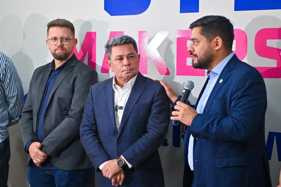 O Governo do Amazonas inaugurou, nesta terça-feira (30), o Stem Makerspace, novo laboratório de fabricação digital vinculado diretamente aos projetos de Pesquisa, Desenvolvimento e Inovação (PD&I) desenvolvidos pela Universidade do Estado do Amazonas (UEA) em parceria com a empresa sul-coreana Samsung, por meio da Lei da Informática na Amazônia Ocidental.