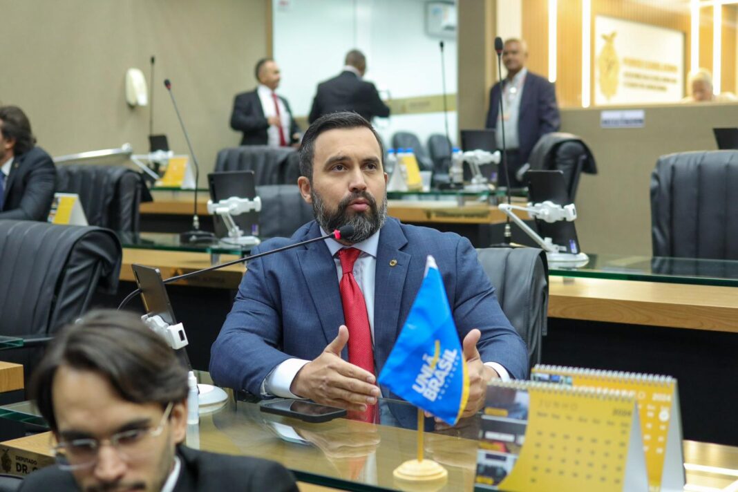 Na reabertura dos trabalhos da Assembleia Legislativa do Amazonas (Aleam), nesta quinta-feira (01), o deputado Dr. George Lins (União Brasil) destacou um marco histórico na saúde pública do estado: a realização de oito transplantes de rins de doadores falecidos, todos em uma unidade pública, no Hospital Delphina Rinaldi Abdel Aziz.