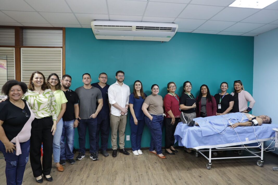 A Universidade do Estado do Amazonas (UEA), por meio da Unidade de Desenvolvimento Docente e Apoio ao Ensino (Uddae/UEA), realizou, na sexta-feira (2), a capacitação e o teste dos equipamentos portáteis de telemedicina, que se deu por meio do projeto piloto “Acessibilidade em saúde a partir da utilização do equipamento móvel de Telessaúde”. O objetivo foi apresentar um equipamento portátil de telemedicina para interação de dados e comunicação em tempo real, que possibilite o acesso universal, integral e equânime de saúde para populações vivendo em localidades de difícil acesso no Amazonas,