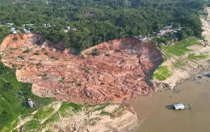 Após uma Ação Civil Pública (ACP) movida pelo Ministério Público do Estado do Amazonas (MPAM), a Justiça da Comarca de Beruri decidiu, na noite da segunda-feira (19), bloquear o repasse federal de R$ 12,1 milhões à Prefeitura de Beruri, localizada a 173,52 quilômetros de Manaus. A decisão se deu devido a falta de transparência e à ausência de um plano de trabalho detalhado para a recuperação da Vila do Arumã, que foi devastada por um grande deslizamento de terra em setembro de 2023.