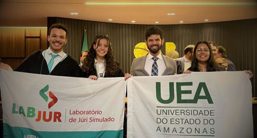 Após seleção interna e treinamento de alunos, o Laboratório de Júri Simulado (Labjur) da Escola de Direito da Universidade do Estado do Amazonas (ED/UEA), conquistou o título de campeã pelo segundo ano consecutivo no XII Concurso de Júri Simulado promovido pela Ordem dos Advogados do Brasil | Seccional Amazonas (OAB/AM). O evento aconteceu na segunda-feira (20), em homenagem à excelentíssima, Marina das Graças de Paula Araújo, na av. Umberto Calderaro, 2000, Adrianópolis.