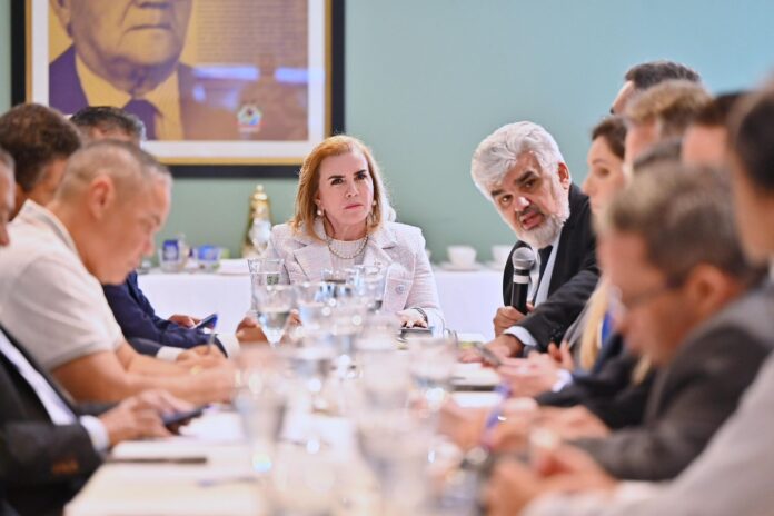 Representantes da Secretaria de Estado do Meio Ambiente (SEMA), Instituto de Proteção Ambiental do Amazonas (IPAAM), Corpo de Bombeiros, Defesa Civil, Associação dos Municípios, Casa Civil e Secretaria Estadual de Segurança Pública se reuniram na última terça-feira (20), para discutir as ações de monitoramento das queimadas e seus impactos na qualidade do ar no estado do Amazonas. O alinhamento foi promovido pelo Tribunal de Contas do Amazonas (TCE-AM)
