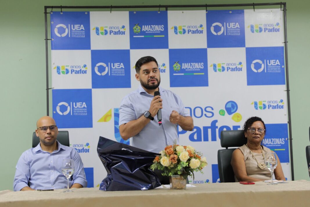 Em celebração aos 15 anos do Plano Nacional de Formação de Professores da Educação Básica (Parfor), a Universidade do Estado do Amazonas (UEA) deu início, na quarta-feira (21), a uma programação variada que inclui palestras, relatos de experiências, mesas-redondas e exposições. A festividade continua nesta quinta-feira (22), no auditório da Reitoria da UEA, situado na avenida Djalma Batista, 3.578, Flores.