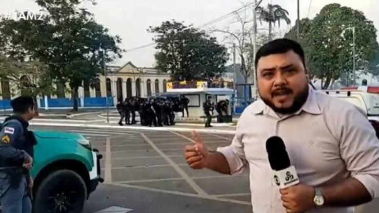 Um repórter da Rede Amazônica, filial da Globo no Amazonas, ficou no meio de um tiroteio entre policiais e garimpeiros durante entrada ao vivo no programa JAM 2, na última quarta-feira (21). O caso aconteceu em uma praça pública localizada em Humaitá, interior do Amazonas.