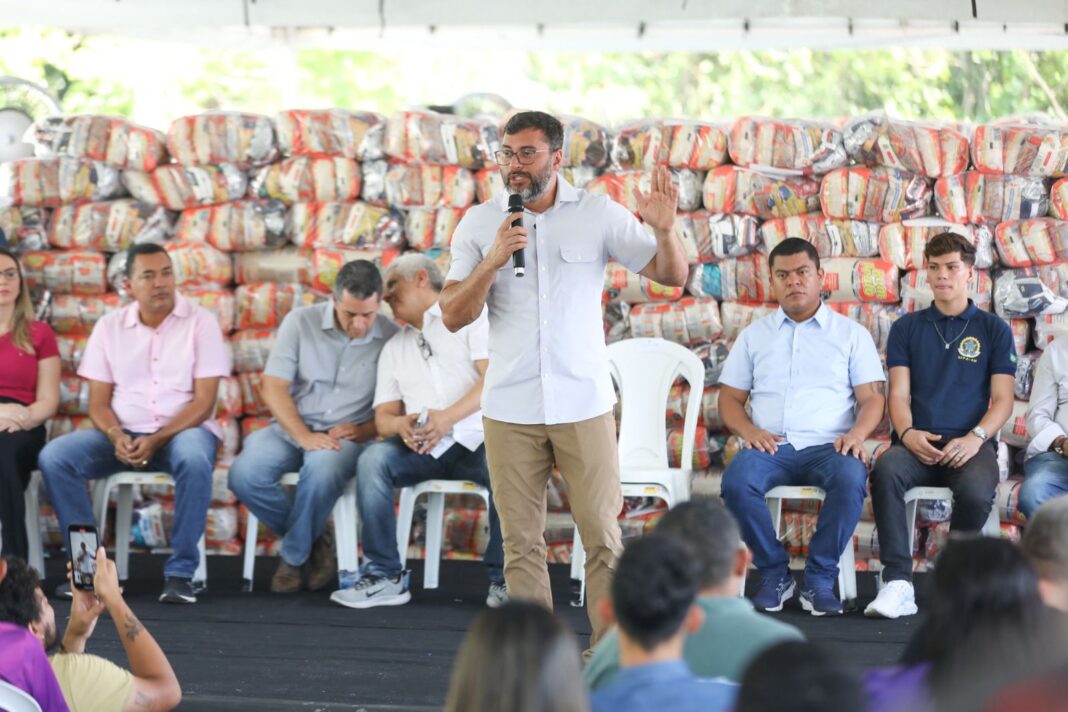 O governador Wilson Lima acompanhou, na última sexta-feira (23), a entrega de mais de 200 toneladas de alimentos para pescadores afetados pela estiagem no Amazonas. A ajuda humanitária atenderá produtores de municípios das calhas do Alto Solimões e do Rio Madeira como parte da Operação Estiagem 2024. Com o montante, o Governo do Amazonas soma mais de 400 toneladas enviadas para municípios prejudicados pela seca.