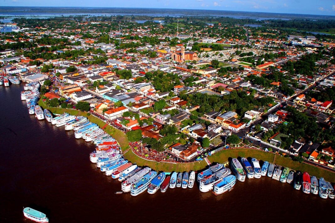 A instauração de um inquérito civil pelo Ministério Público do Estado do Amazonas (MPAM) em Parintins, decorreu do descumprimento das normas legais que garantem a reserva de vagas gratuitas para pessoas com deficiência e a acessibilidade em transportes hidroviários intermunicipais e municipais. A ação, conduzida pela 2ª Promotoria de Justiça do município, visa investigar denúncias de que empresas de navegação estariam desrespeitando a legislação que regula o serviço público de transporte hidroviário no Estado.