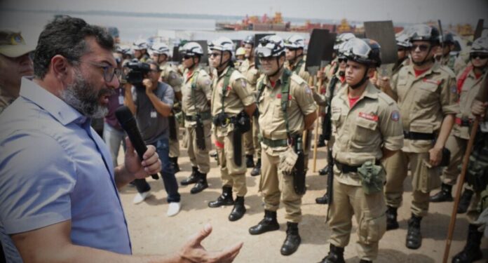 O governador Wilson Lima acompanhou, na manhã desta segunda-feira (26), o envio de 200 homens do Corpo de Bombeiros do Amazonas (CBMAM), que serão integrados às equipes da Operação Aceiro 2024, no combate às queimadas e serão enviados para o sul do estado e Região Metropolitana de Manaus. Na ocasião, também foram entregues 12 viaturas como medida de reforço nas ações do Governo do Estado no combate aos incêndios.