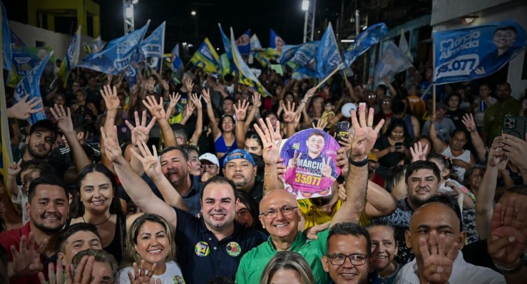 Em encontro realizado na noite da última terça-feira (27), Roberto Cidade (União Brasil) falou sobre a necessidade de descentralizar as atividades culturais e levar eventos e atrações para todas as zonas da capital. O evento aconteceu no Vieiralves, e reuniu artistas, produtores culturais, cozinheiras, garçons e outros trabalhadores da classe.