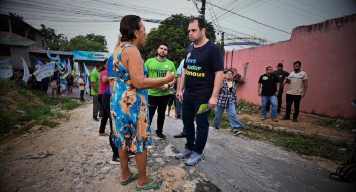 Roberto Cidade (União Brasil) participou de mais uma caminhada, nesta quarta-feira (28), na comunidade Campos Sales, zona oeste da capital. Durante o percurso, Cidade ouviu as reivindicações de moradores por melhorias na infraestrutura básica da área. Segundo relatos, a situação da comunidade, onde mais de 8 mil manauaras residem, é de ruas esburacadas e paradas de ônibus improvisadas.