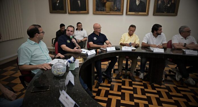 A iniciativa foi discutida, por Roberto Cidade (União Brasil), na noite da última segunda-feira (2), durante a 5° Reunião Ordinária da Associação Comercial do Amazonas (ACA), na zona sul da capital. A proposta aponta que o Centro comercial de Manaus terá a segurança reforçada com o armamento e a ampliação do quantitativo da Guarda Municipal, que vai ampliar o patrulhamento da região.