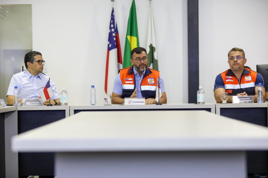 A Assembleia Legislativa do Estado do Amazonas (Aleam) aprovou, na manhã desta quarta-feira (11), a elevação da Defesa Civil ao status de Secretaria, desvinculando-a oficialmente do Corpo de Bombeiros Militar do Amazonas (CBMAM), onde funcionava como subcomando desde 2008. Com essa nova estrutura, a Secretaria de Defesa Civil do Amazonas terá maior capacidade de articular recursos e ações, especialmente em um cenário de mudanças climáticas que impactam diretamente a região.