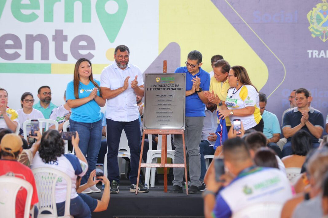 O governador Wilson Lima acompanhou, neste sábado (14), a abertura da 14ª edição do programa Governo Presente, desta vez no bairro São José, zona leste da capital. Aproximando serviços básicos da população, 46 secretarias e órgãos estaduais foram reunidos na Escola Estadual Ernesto Penafort, espaço que além de sediar o programa, teve a revitalização feita pelo Governo do Amazonas entregue para a população.