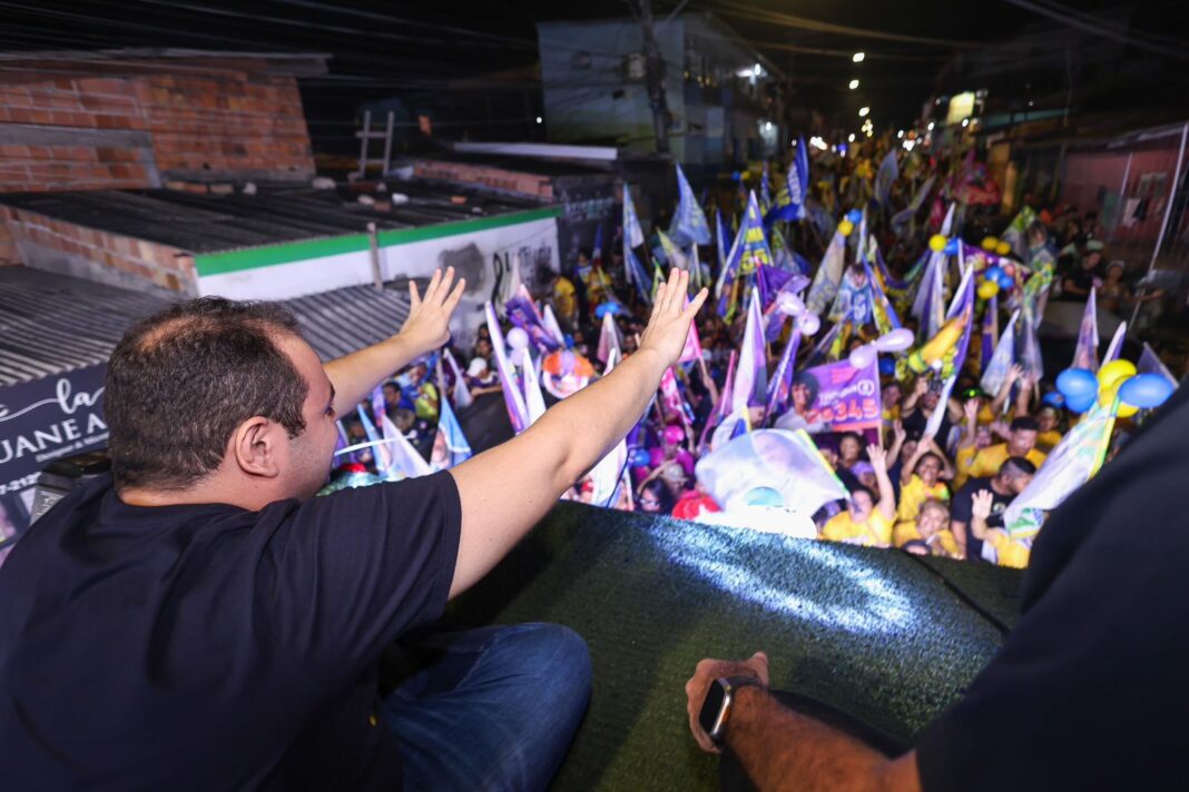 A terça-feira (1°) foi de intensa mobilização de Roberto Cidade (União Brasil) nas ruas de Manaus, ao lado do candidato a vice, Coronel Menezes (PP), a caminhada com os cidadãos aconteceram nas ruas dos bairros Japiim, na zona Sul, e Mutirão, na zona Norte.