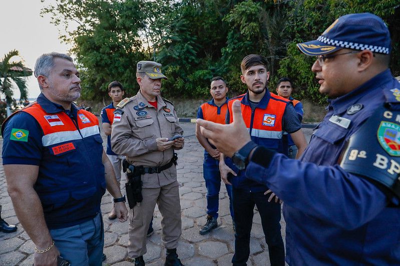 O Governo do Amazonas enviou reforço para o município de Manacapuru (distante 68 quilômetros de Manaus) após um deslizamento de terra no Porto da cidade, ocorrido na tarde da última segunda-feira (7). Equipes de resgate e salvamento foram deslocadas para o local, incluindo especialistas do Corpo de Bombeiros e agentes da Defesa Civil, além de servidores da saúde. Uma criança de 6 anos está desaparecida e nove pessoas tiveram ferimentos leves.