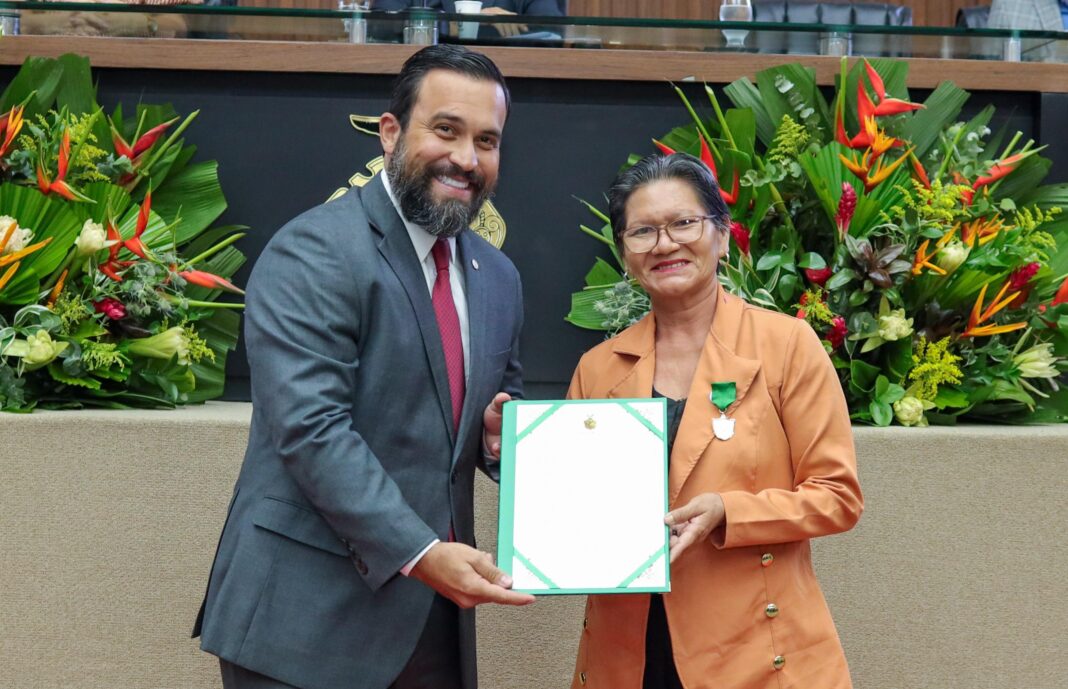 A professora Odivana Ferreira Araújo foi homenageada nesta quinta-feira (17) com a Medalha do Mérito Legislativo Educacional Ignez de Vasconcellos Dias, uma distinção concedida pelo deputado estadual Dr. George Lins (União Brasil).