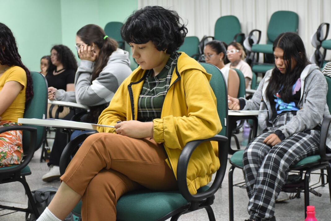 A Universidade do Estado do Amazonas (UEA) iniciará a aplicação das provas que garantem o ingresso no ensino superior. As provas do Sistema de Ingresso Seriado (SIS), acompanhamento I, II e III, acontecerão no domingo (20), com início marcado para as 13h (horário de Manaus). Os portões abrem às 12h e fecham às 12h50.