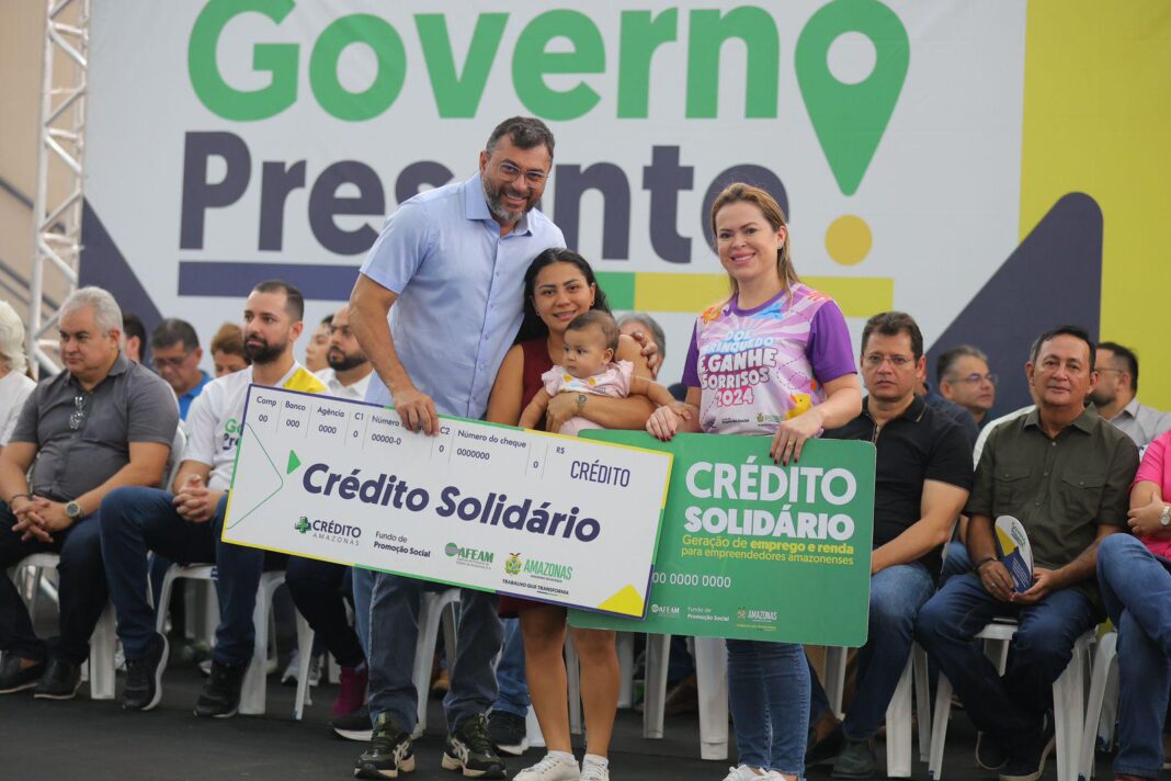 O Governo do Amazonas realizou, neste sábado (19), a 17ª edição do programa Governo Presente realizada no Centro de Educação de Tempo Integral (Ceti) Dariana Zuleica Corrêa Lopes, no bairro Lago Azul, zona norte de Manaus. A programação mobilizou 46 secretarias e órgãos estaduais, levando ações de cidadania, assistência social, saúde, fomento, lazer, além de orientações para emprego, regularização fundiária, direitos do consumidor, entre outros serviços disponibilizados para a população.