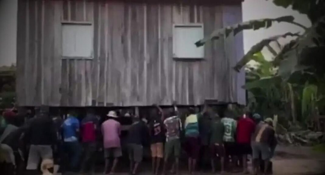 Devido a uma série de deslizamentos de terra, que têm atingido a comunidade Jandira, em Iranduba, na margem esquerda do Rio Solimões, no interior do Amazonas, moradores estão sendo forçados a retirar suas casas das áreas de risco.