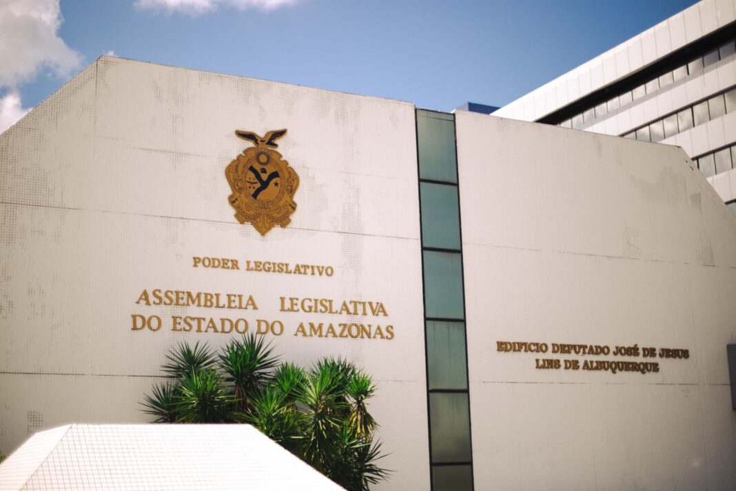 Na Assembleia Legislativa do Amazonas (Aleam), na última terça-feira (5), o deputado estadual Adjuto Afonso (União Brasil) entregou o relatório preliminar da Lei Orçamentária Anual (LOA) de 2025, que chegou à Casa no dia 31 de outubro. Com isso, a proposta já começa a tramitar conforme o prazo regimental, permitindo o início da discussão e apresentação de emendas.