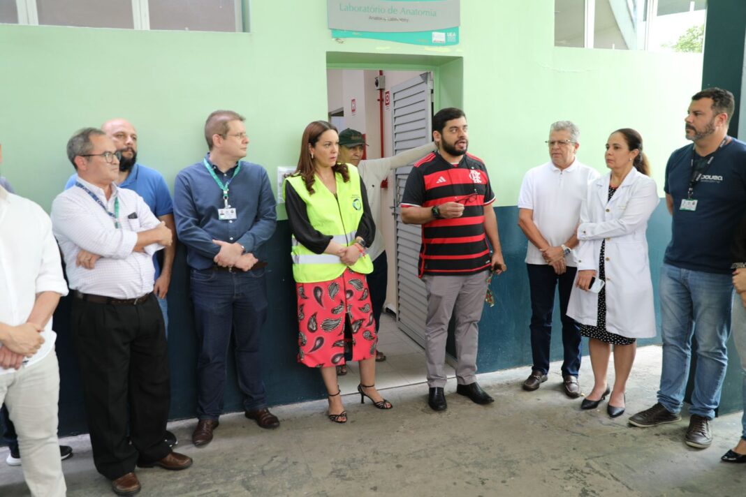 O reitor da Universidade do Estado do Amazonas (UEA), Prof. Dr. André Zogahib, com a vice-reitora, Prof.ª Dra. Kátia Couceiro, anunciou, na última segunda-feira (11), a reforma do laboratório de anatomia da Escola Superior de Saúde (ESA), localizada na avenida Carvalho Leal, 1.777, Cachoeirinha. A informação foi compartilhada com a comunidade acadêmica durante um evento que contou com a presença de diretores, professores, técnicos e estudantes.