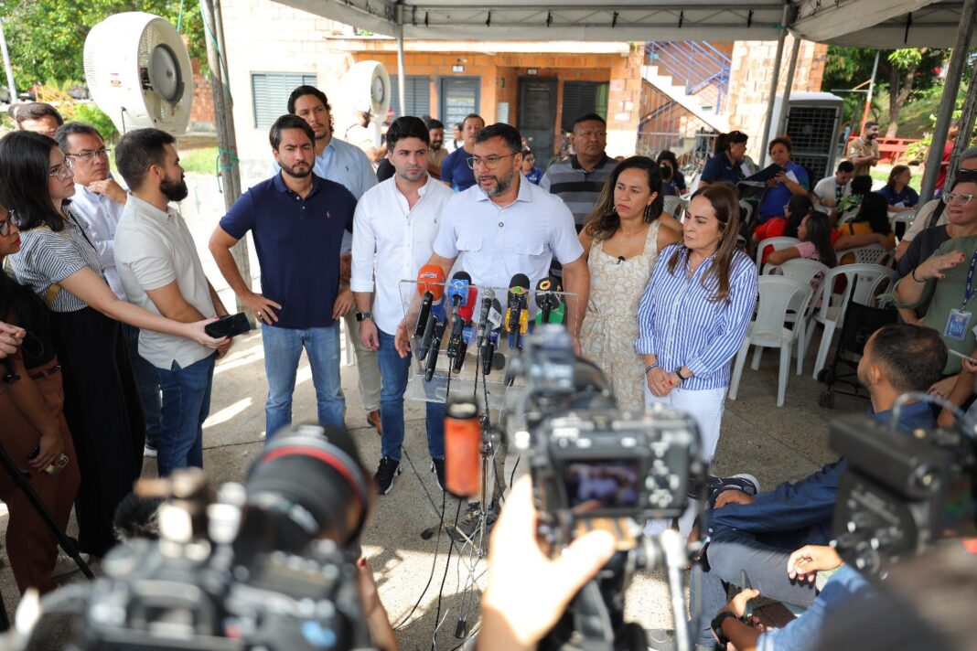 O governador Wilson Lima entregou, nesta quinta-feira (14), 372 títulos definitivos para famílias que vivem no Parque Residencial Gilberto Mestrinho, localizado no bairro Cachoeirinha, zona sul de Manaus. A ação integra uma das linhas de atendimento do programa Amazonas Meu Lar, alcançando mais de 17 mil imóveis regularizados pela atual gestão.