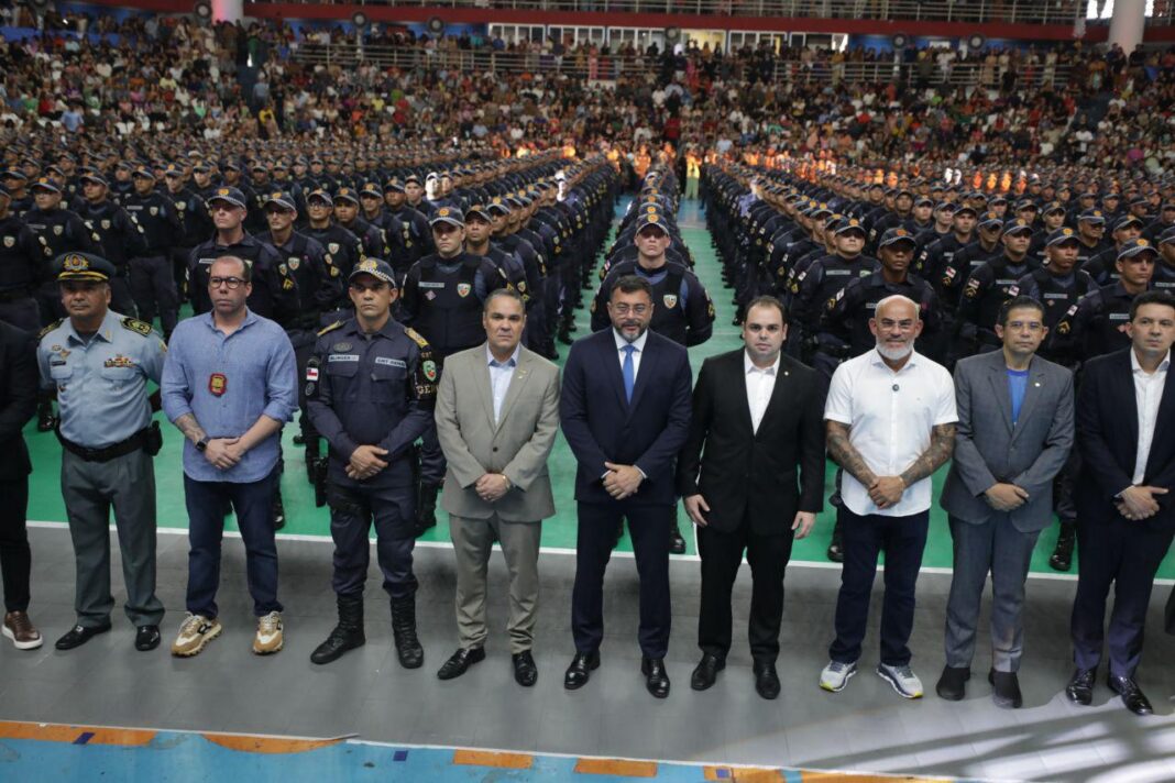 O governador do Amazonas, Wilson Lima, comandou, na noite de ontem, (27), a formatura de 1 mil novos policiais militares que vão atuar no policiamento ostensivo no estado a partir de janeiro. Os novos policiais foram aprovados em 2022, após 11 anos sem a realização de concurso público pelo estado.