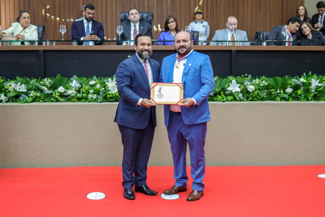 O deputado estadual Dr. George Lins (União Brasil) agraciou o prefeito de Tefé, Nicson Marreira Lima, com a Medalha do Mérito Legislativo de 2024, em cerimônia realizada na tarde da última quinta-feira (12), na Assembleia Legislativa do Amazonas (Aleam).