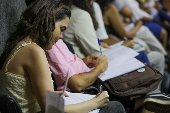 Em uma ação de combate a irregularidades, o Ministério Público do Estado do Amazonas (MPAM) ajuizou uma Ação Civil Pública (ACP) pedindo a anulação do concurso público realizado pela Prefeitura de Manacapuru e pelo Instituto Merkabah, após a constatação de uma série de irregularidades. O certame, que teve edital publicado em fevereiro de 2024 e ofereceu 2.621 vagas, enfrenta denúncias graves que comprometem sua integridade e transparência do processo seletivo.