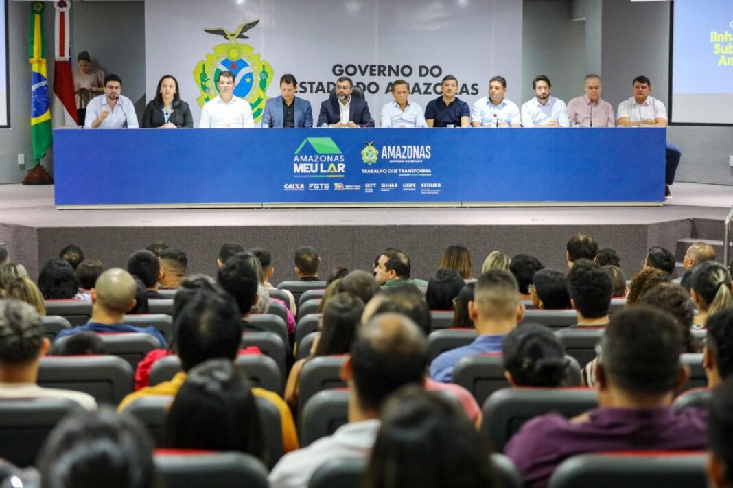 O governador Wilson Lima realizou, nesta sexta-feira (27), efetuou pagamentos às famílias contempladas pelo subsídio Entrada do Meu Lar, uma das modalidades do programa habitacional Amazonas Meu Lar. Com a medida, o Governo do Amazonas disponibiliza o valor, que pode chegar a R$ 35 mil, para compor a entrada da compra de apartamento financiado pelo programa Minha Casa, Minha Vida.