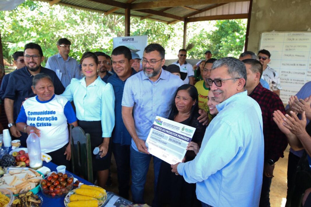 A entrega da pavimentação dos ramais do Ouro Verde, Laguinho e SIsPITA, que pretende agilizar o escoamento da produção rural do município de Iranduba (distante 27 quilômetros de Manaus) aconteceu na manhã da última terça-feira (07). As obras foram executadas pelo Governo do Amazonas, por meio da Secretaria de Estado de Infraestrutura (Seinfra), e garantem mais segurança para condutores e pedestres. Ao todo, foram investidos R$ 9 milhões na pavimentação de 5,8 quilômetros, beneficiando 800 famílias.