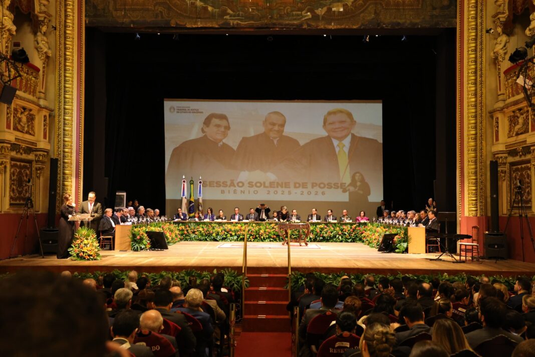 A conselheira-presidente do Tribunal de Contas do Amazonas (TCE-AM), Yara Amazônia Lins, integrou a mesa de honra durante a cerimônia de posse do desembargador Jomar Ricardo Saunders Fernandes como novo presidente do Tribunal de Justiça do Amazonas (TJAM) para o biênio 2025/2026. A solenidade foi realizada na noite da última quinta-feira (9) no Teatro Amazonas.