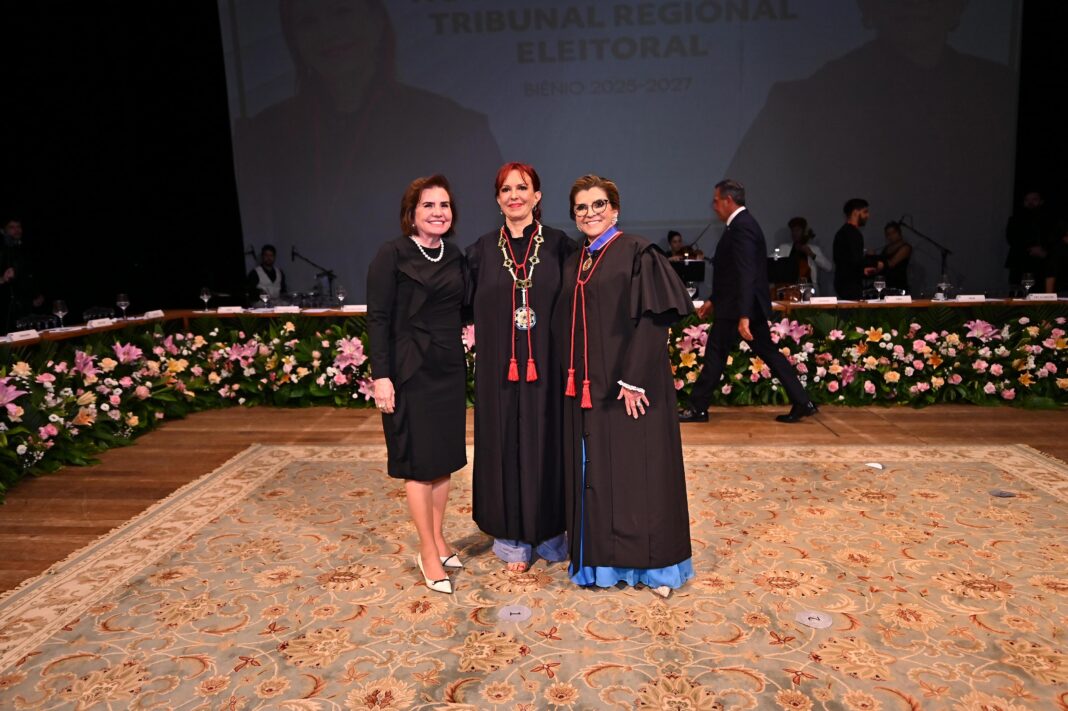 A conselheira-presidente do Tribunal de Contas do Amazonas (TCE-AM), Yara Amazônia Lins, participou compondo a mesa de honra da cerimônia de posse da nova gestão do Tribunal Regional Eleitoral do Amazonas (TRE-AM) na tarde desta sexta-feira (10).