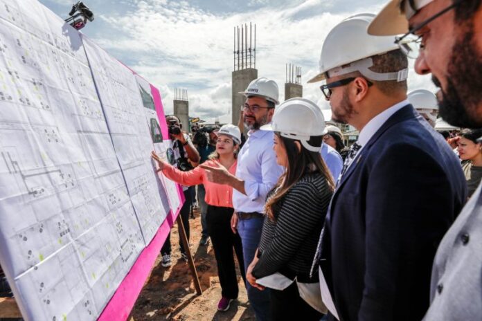 Governador-Wilson-Lima-vistoria-obras-da-Casa-da-Mulher-Brasileira-que-vai-atender-vitimas-de-violencia-Foto-Alex-Pazuello-Secom-1-768x512