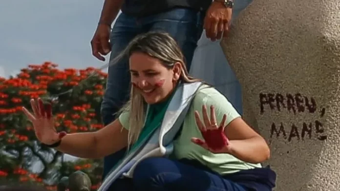 debora-santos-vandalizou-estatua-na-praca-dos-tres-poderes-no-dia-8-de-janeiro-de-2023-1742496171131_v2_750x421.jpg