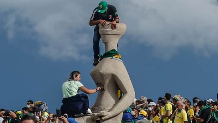 8 de janeiro estátua