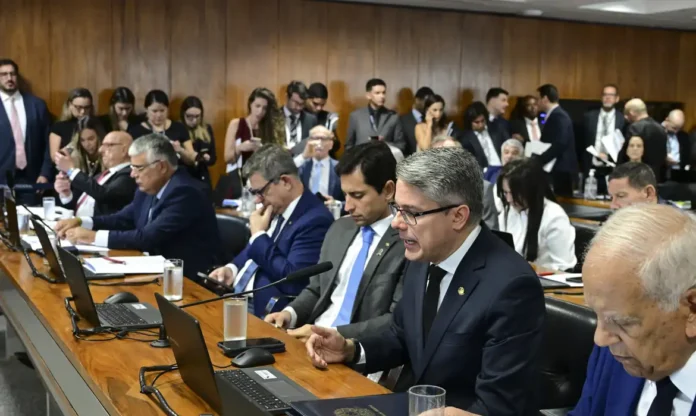 CCJ do Senado rejeita PEC da Blindagem