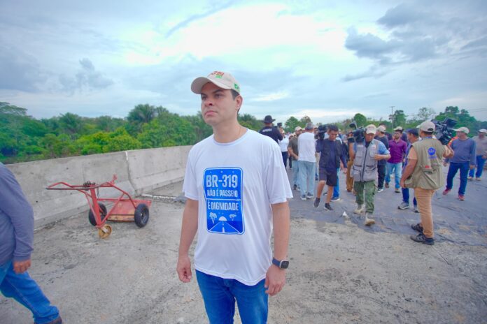 Saullo Vianna percorre BR-319 em caravana para mostrar as condições precárias da estrada