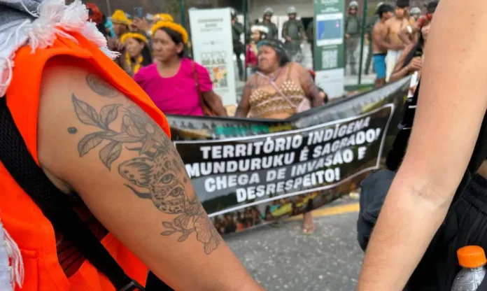 protesto_na_entrada_principal_da_cop3006