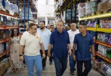 Omar Aziz visita empreendedores no Domingo de Carnaval e defende Zona Franca de Manaus