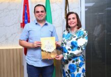 Roberto Cidade recebe prestação de contas anual do TCE-AM das mãos de Yara Lins