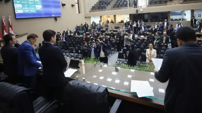 Assembleia-Legislativa-do-Amazonas-aprova-Projetos-de-Lei-contra-maus-tratos-a-animais-e-de-incentivo-ao-artesanato-dos-povos-originarios-Foto-Matheus-Rodrigues-Aleam
