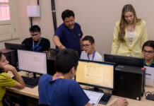 Thaisa Cidade acompanha início de curso de informática do Cetam para adolescentes com TEA