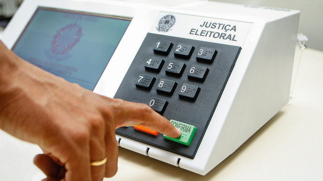 DemonstraÁ¿o do uso da urna eletrÙnica para as eleiÁ¿es de 2006.